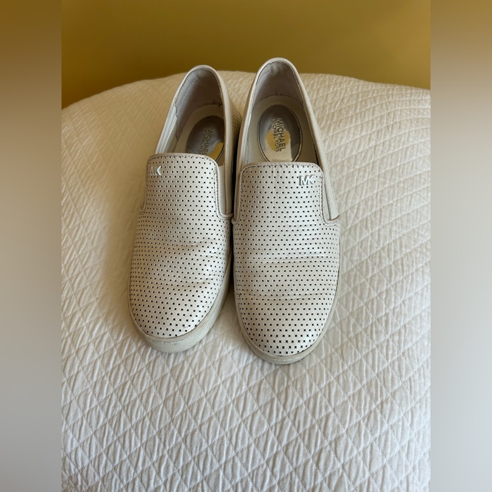 White leather upper / rubber outsole.